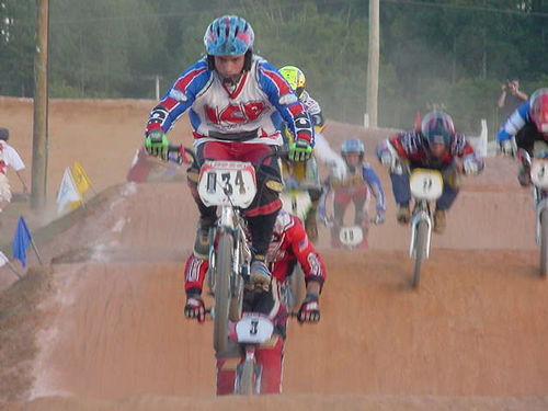 Armando Ranconi  na segunda reta  segurando o primeiro lugar (foto: Oklinhos / Federação Paulista de bicicross)