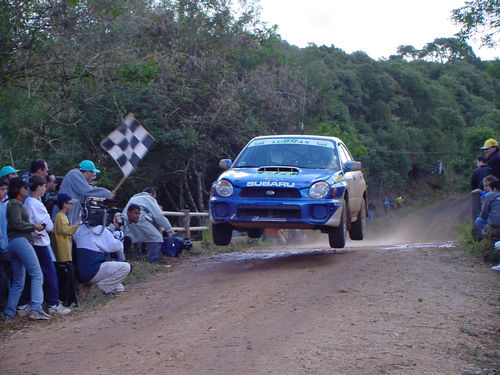 Bandeirada para o segundo lugar de Édio Füchter e João Gomes. (foto: Cronospeed)