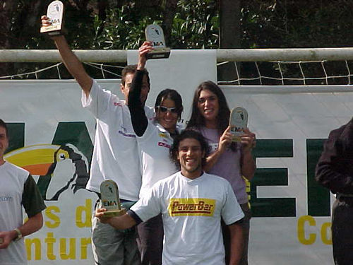 A equipe Atenah recebe o troféu de primeira colocada. (foto: Camila Christianini / Webventure)