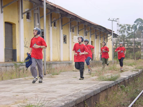 Competidores passam na antiga estação ferroviária da cidade. (foto: Divulgação)