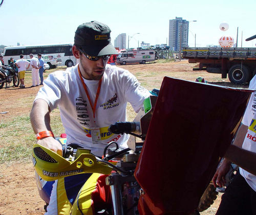 Tiago acerta os últimos detalhes da moto. (foto: Divulgação)