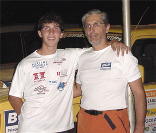 Pai e filho se aventuram no Sertões. (foto: Bob Wollheim)