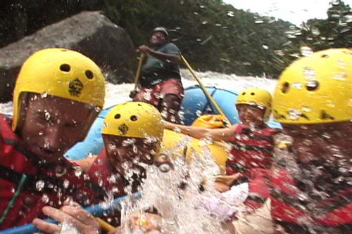 A videorrepórter Renata Falzoni registra as corredeiras do rafting no rio Pacuare do ponto de vista mais adrenal possível (foto: Renata Falzoni)