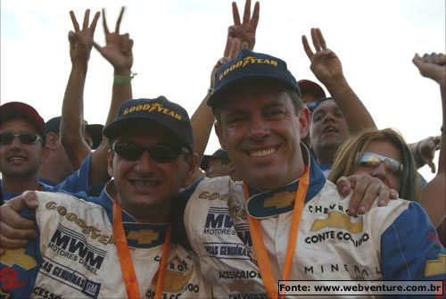 Pose dos campeões Miltinho (esq) e Édio  com os companheiros da equipe Chevrolet Rally Team indicando o tri do piloto. (foto: André Chaco / www.webventure.com.br)