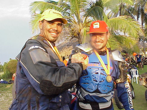 Com o colega Índio (esq)  Collet festeja mais um Rally completado num quadriciclo. (foto: Luciana de Oliveira / www.webventure.com.br)