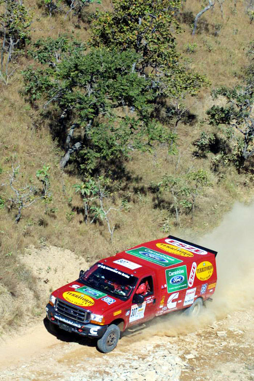 Caminhão de Ricardo e Maurici acelerando pelo Sertões. (foto: Marcelo Krings / www.webventure.com.br)