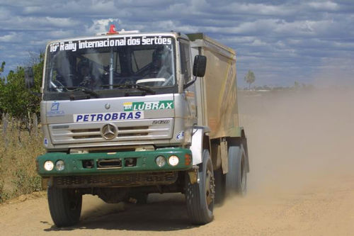 O caminhão Mercedes-Benz da dupla Azevedo/Pereira no Sertões 2002. (foto: Marcelo Krings / www.webventure.com.br)