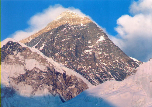 Everest (ao fundo)  a maior montanha do mundo  com o Lhotse (esq). (foto: Divulgação)