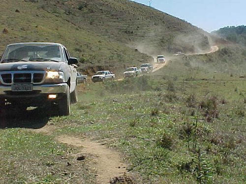 Carros seguem em comboio na prova de off road (foto: Fábia Renata)