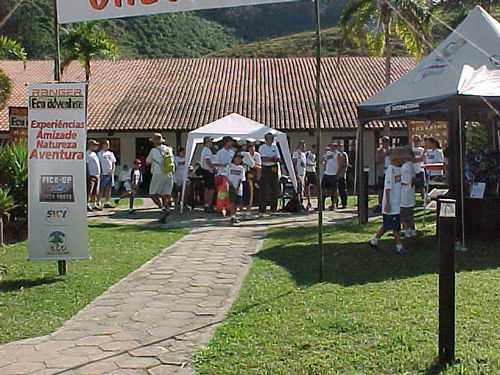 Todas as equipes reunidas aguardam as instruções do organizador  antes da largada (foto: Fábia Renata)