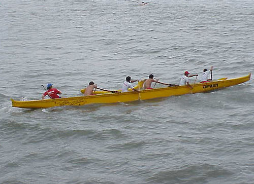 A canoa havaiana tem 14 metros de comprimento e comporta seis atletas. (foto: Camila Christianini)