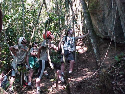 Voluntária fazendo a segurança no fim do rapel (foto: Fábia Renata)