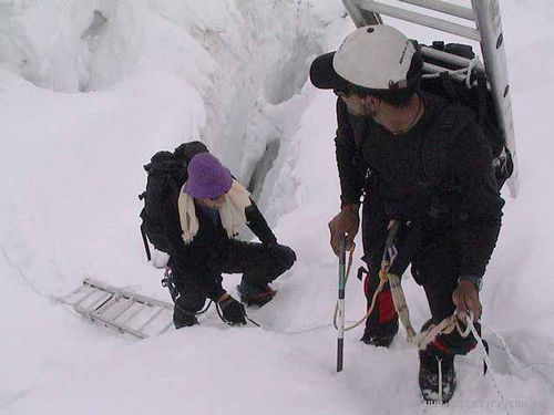 Bonga ajuda a carregar escadas de alumínio que servirão de pontes improvisadas sobre as gretas. (foto: Arquivo O Brasil do Everest)