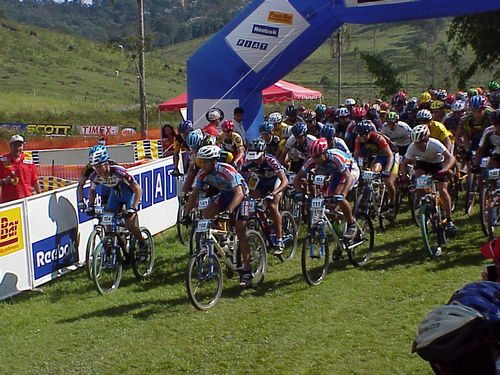 Largada da categoria Sub 23 na primeira etapa da edição 2002  em Carandaí. (foto: Luciana de Oliveira / Arquivo Webventure)