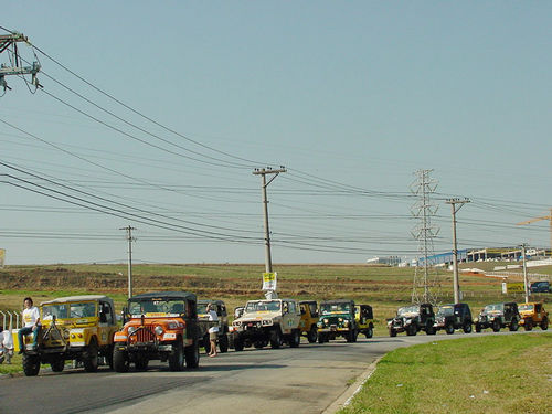 Fila de jipes aguardando a largada da etapa organizada pelo JC Taubaté. (foto: Luciana de Oliveira / Webventure)