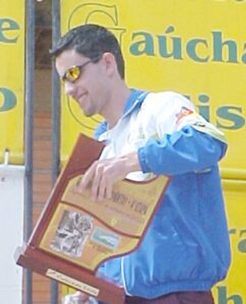 Marcelo Indicatti recebe o troféu da vitória na quarta etapa. (foto: Márcia Scheidt / Federação Gaúcha de Ciclismo)