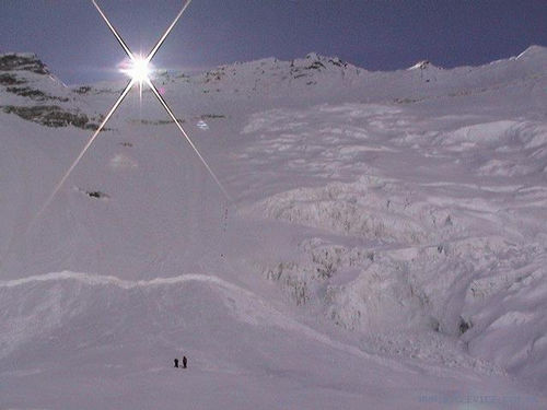 Sol desponta no alto do Lhotse  montanha vizinha ao Everest. (foto: Arquivo O Brasil no Topo do Mundo)