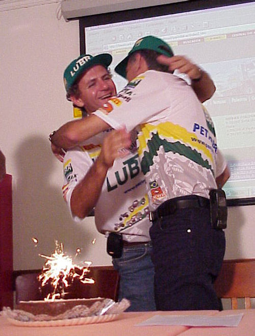 Lourival (mais alto) recebe abraço de André na coletiva de imprensa. (foto: Samir Souza / Webventure)