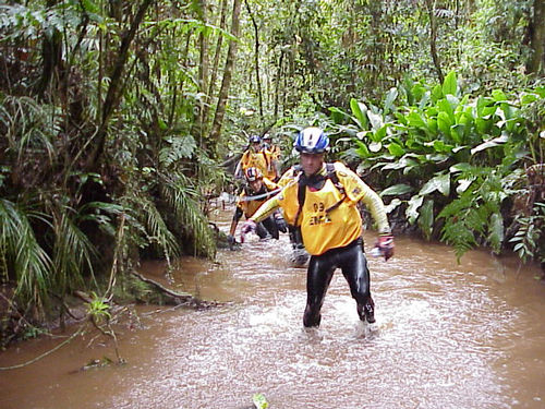 As equipes percorreram 3km de trekking no rio. (foto: Camila Christianini/Webventure)