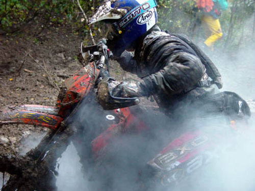 Trilhas exigem das motos e resistir aos seis dias é o maior desafio. (foto: Fabiano Godoy)