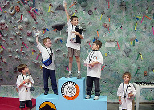 Comemoração de gente grande e com direito a troféu. (foto: Casa de Pedra)