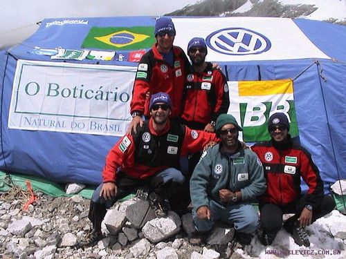 A equipe brasileira no acampamento-base do Everest. (foto: www.niclevicz.com.br)