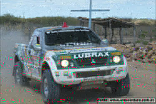 A Pretobras Lubrax corre o Rally do Café de olho no Dakar 2003. (foto: André Chaco / Webventure)