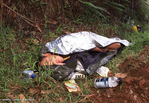 Alexandre Freitas dorme no terceiro dia do Eco-Challenge (foto: Tommy Bainard)