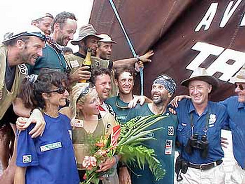 Fusil (de azul) na festa ao final do Elf Authentique realizado no Brasil  em 2000. (foto: Arquivo Webventure)