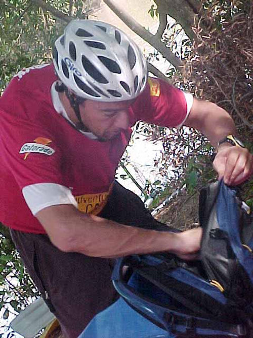 Muitos erros estão dentro da mochila. Não custa nada testar a eficiência da vedação antes de ir para corrida  eliminando surpresas. (foto: Camila Christianini/ Webventure)