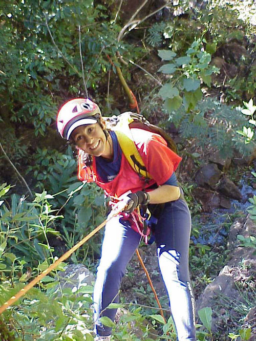 Atleta se prepara para o rapel no Raid Brotas 2000. (foto: Luciana de Oliveira / Webventure)