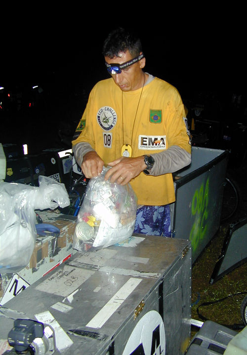 Alexandre Freitas abre saco de comida durante pausa no Eco-Challenge (foto: Pietro Carlo/VipComm)