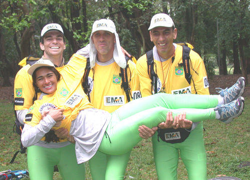 Coelho  Pupo e Alexandre seguram Carmem  da equipe EMA Brasil (foto: Ricardo Ribeiro)