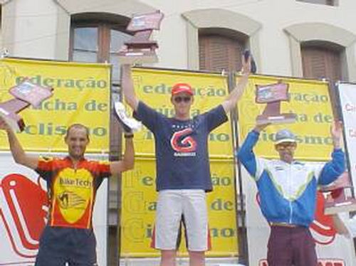 Pódio da categoria Elite. (foto: Márcia Scheidt / Federação Gaúcha de Ciclismo)