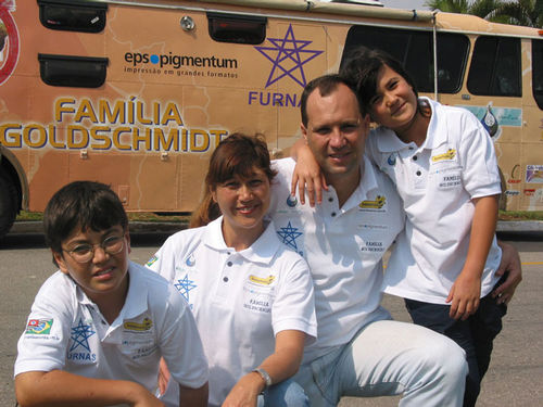 Família Goldschmidt ao lado do motorhome. (foto: Divulgação)