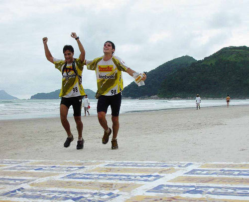 Dupla comemora a vitória no Short Adventure. (foto: Leonardo Soares)