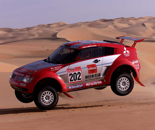 Stephane Peterhansel com o novo Pajero Evolution (foto: Divulgação)