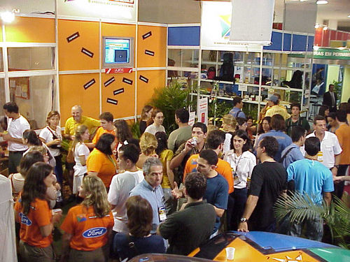 Estande do <i>Webventure</i> lotado no happy hour. (foto: Harry Thomas / Webventure)” /><br />
Estande do <i>Webventure</i> lotado no happy hour. (foto: Harry Thomas / Webventure)</div>
<p><b>Direto da Adventure Fair, em SP</b> – A noite de ontem (31/10) foi de muito agito e descontração na Adventure Fair até para os expositores. Vários deles conseguiram escapar do trabalho para descansar por alguns instantes e rever amigos no <i>happy hour</i> do estande do <b><i>Webventure</i></b>. Este primeiro encontro na quarta edição da feira marcou também o lançamento do livro Esportes de Aventura ao seu Alcance, da BEI Editora, em parceria com o <I>Webventure</I>.</p>
<p>Muitas personalidades e profissionais da aventura prestigiaram o evento, que contou com os lanches da Equilibrium. A empresa especializada em comida balanceada preparou um cardápio ideal para os aventureiros, com sanduíches leves, frutas e sucos.  Também contribuíram com a festa as marcas Kuat, Água Cristal e Kaiser Summer Draft.</p>
<p><b>Ilustres</b> – Entre os que curtiram o fim de noite no estande estavam representantes de diversos esportes. Do off-road, a produtora do Rally dos Sertões, Simone Palladino, o navegador de rali Lourival Roldan, o piloto Reinaldo Varela, Tânia Mara e o Consultor da modalidade no <i>Webventure</i>, João Roberto Gaiotto. Do montanhismo, muitos nomes como Helena Artmann, colunista do <i>Webventure</i>, Paulo Coelho, Tom Papp, Rosita Belinky, Nélson Barretta e Mônica Schmiedt (do filme Extremo Sul) e Alexandre Diniz (do Banff Mountain Festival).</p>
<p>Da canoagem e o rafting vieram a <i>Personalidade Webventure</i> Roberta Borsari, além de Juneca e Caco, instrutores que acabam de criar um curso para o rafting, Otto Hassler, de Santa Catarina e o <i>Consultor Webventure</i> da modalidade, Massimo Desiati.</p>
<p>Outros nomes como o canionista Carlos Zaith, Said Aiach (Ecomotion), o repórter de aventura Ranimiro Lotufo (<i>Personalidade Webventure</i>), representantes das empresas Caloi, Pisa Trekking, Exporanter, Free-Way, Hotel e Pousada Natur Campeche, Curtlo e By, entre outras, além de organizadores de eventos, jornalistas e amigos da equipe do portal participaram do agito e de um sorteio de prêmios cedidos pela IBM, Exploranter, Hotel e Pousada Natur Campeche e Equilibrium. Lourival e Mônica Schmiedt foram alguns dos contemplados.</p>
<p></p>
<p><strong><em>Este texto foi escrito por: Webventure</em></strong></p>
<div class=