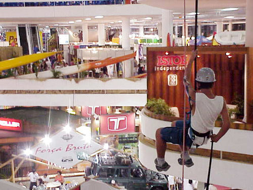 Visitante pratica rapel no meio dos pavilhões da Adventure Fair 2002. (foto: Luciana de Oliveira / Webventure)