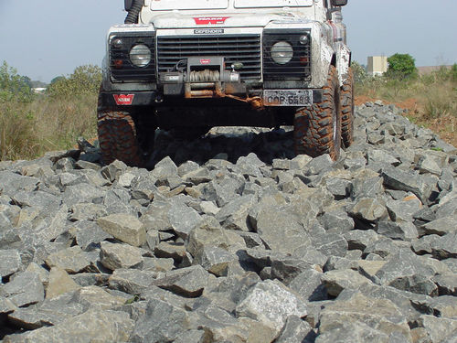 Atravessando trecho com pedra  use primeira reduzida. (foto: Técnica 4x4  pista off-road Goodyear)