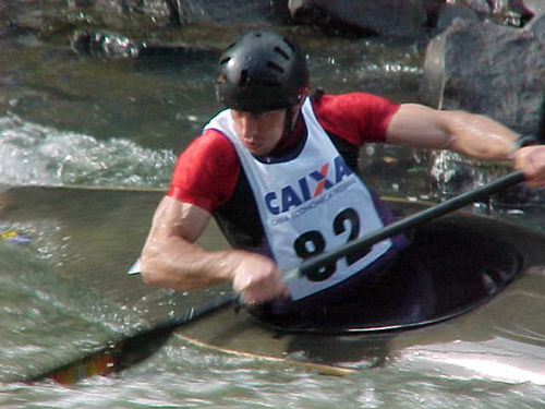 Maneira correta de segurar o remo na canoagem slalom. (foto: Arquivo Webventure.)