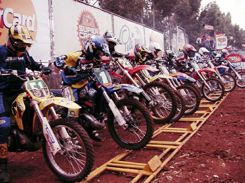 Pilotos alinhados para a largada. (foto: Divulgação)