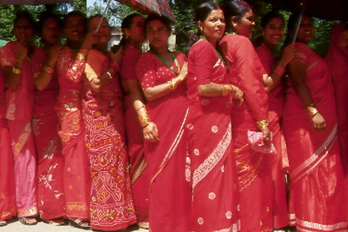 Mulheres vestidas para festival Teej. (foto: Fernanda Preto)