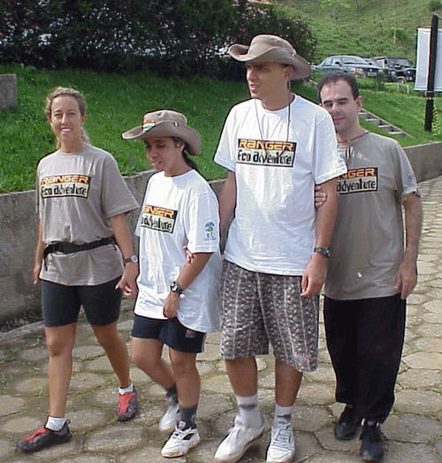 Integrantes e voluntários da equipe Grupo Terra caminham para a largada do trekking. (foto: Samir Souza / www.webventure.com.br)