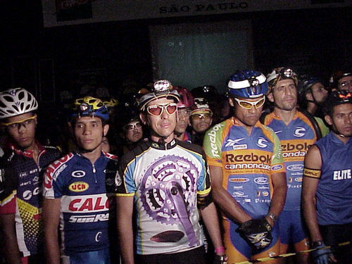 Em 2001  bikers concentrados para a famosa largada no estilo Le Mans. (foto: Débora de Cássia / Arquivo Webventure)