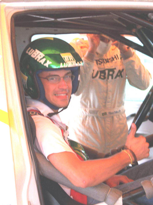 Rodrigo no carro de Klever Kolberg (foto: Nerivélton Araújo)