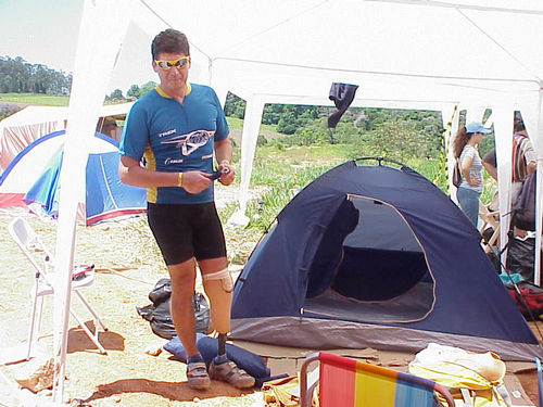 O biker João  no seu acampamento  logo após a competição. (foto: Camila Christianini/ Webventure)