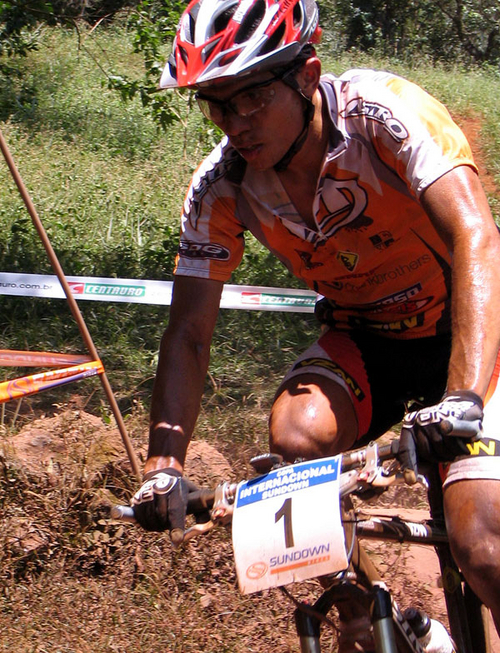 Edivando lamenta problemas na bike (foto: Roberta Spiandorim/ www.webventure.com.br)