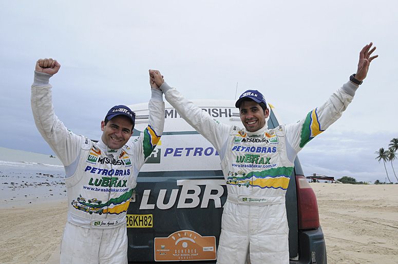 Jean Azevedo e Youssef Haddad comemoram o segundo título Brasileiro (foto: David Santos Junior)