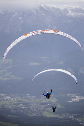 Competidores têm que sobrevoar os alpes (foto: Dean Treml/ Red Bull Photofile)